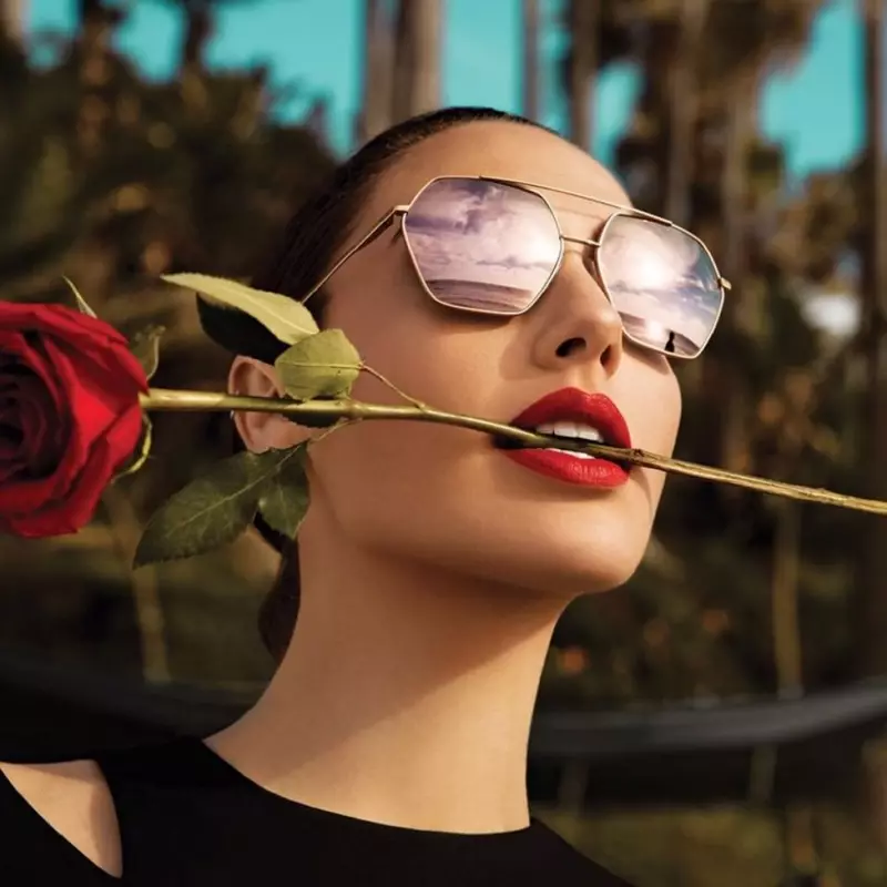 Nagpose ang aktres na si Gal Gadot na may kasamang pulang rosas para sa Erroca eyewear campaign