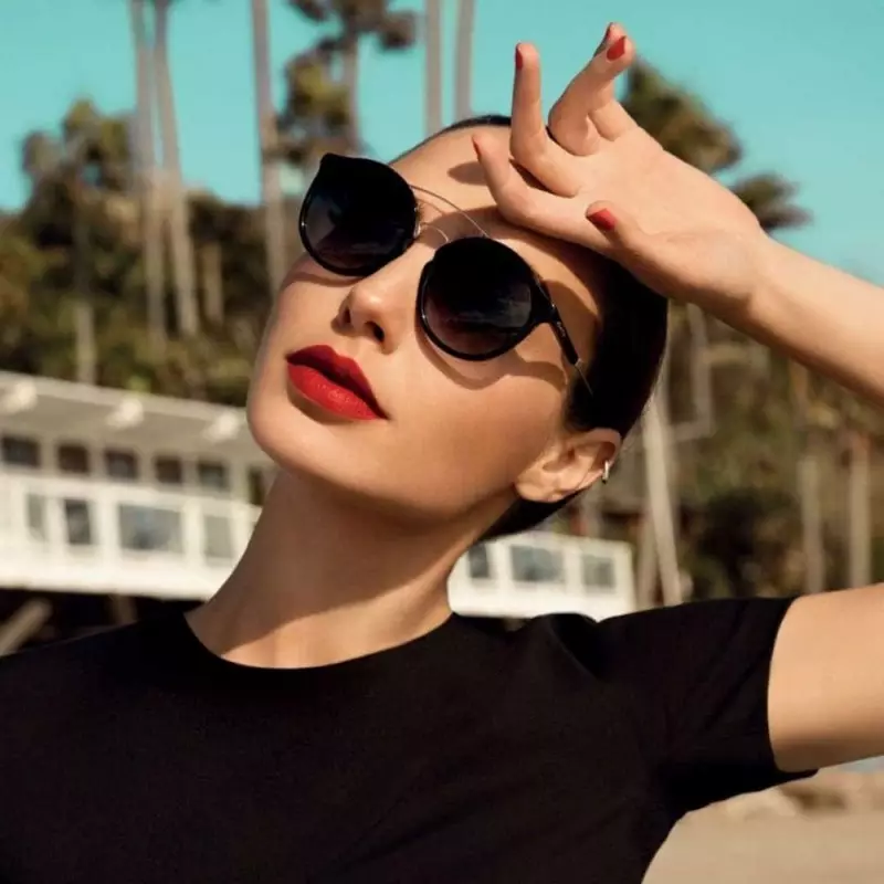 Ang aktres na si Gal Gadot ay naka-sunglass para sa Erocca eyewear campaign