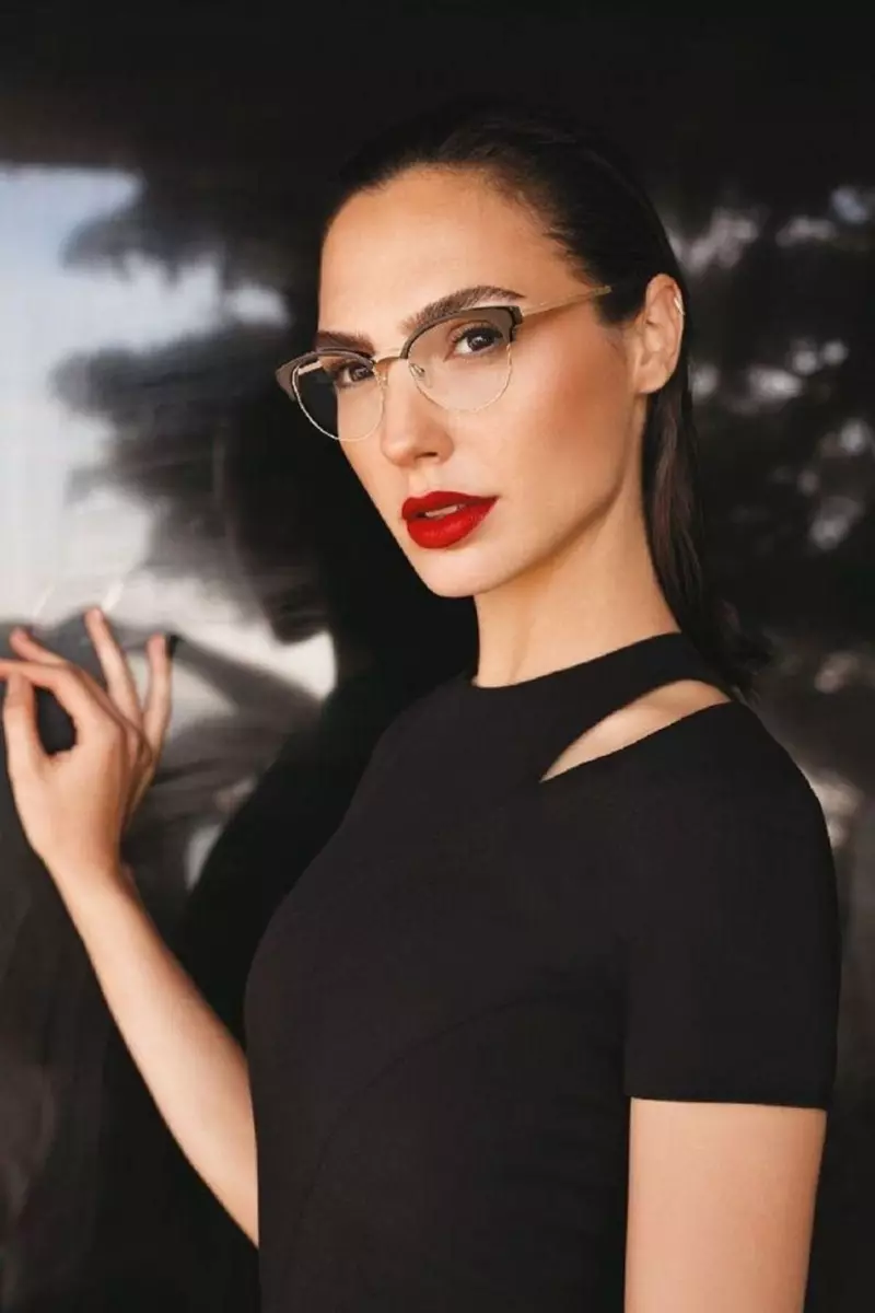 A actriz Gal Gadot luce elegante con lentes de ollo de gato