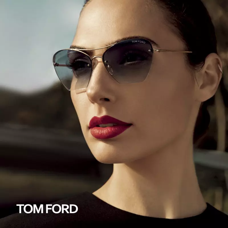 Gal Gadot får nærbildet hennes og modellerer Tom Ford-solbriller