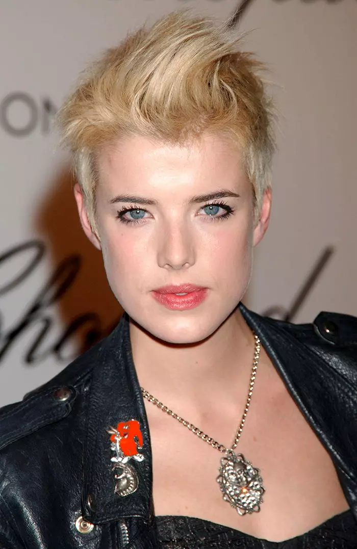 Agyness Deyn 2000-аад оны дундуур богино цагаан алтлаг шаргал үс засалтаараа алдартай болсон. Дэйн Vogue Italia, i-D, Vogue UK сэтгүүлийн олон нүүрэнд гарсан. 2014 онд тэрээр загвар өмсөгчөөсөө албан ёсоор зодог тайлж байгаагаа зарласан ч тэр оны сүүлээр шинэ агентлагтай гэрээ байгуулсан. Фото: Everett Collection / Shutterstock.com