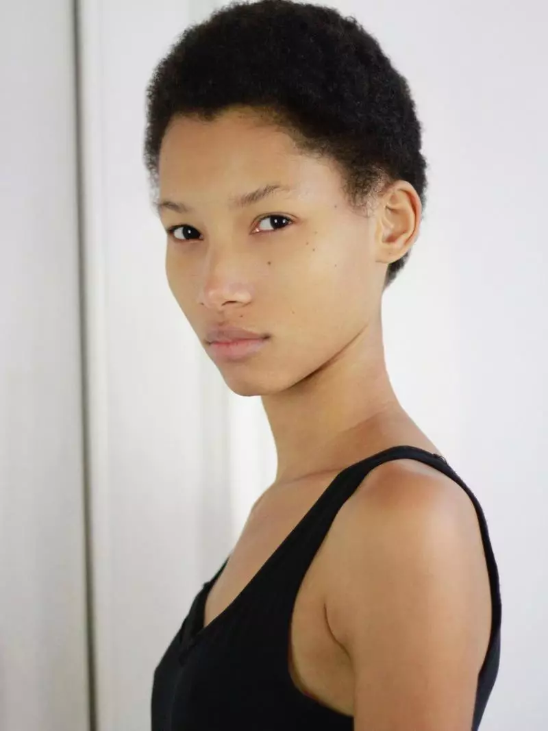 Una nueva cara en la escena, Lineisy Montero luce impecable su cabello corto natural. La modelo dominicana ha aparecido en una campaña de Prada y desfiló en la pasarela de Celine, Miu Miu y Louis Vuitton. Foto: Próximos modelos