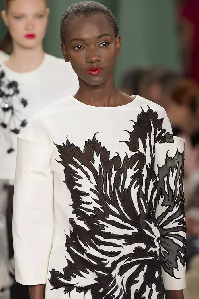 Canadian modhi Herieth Paul akaonekwa mumishandirapamwe yemhando dzinosanganisira Calvin Klein's ck One Cosmetics, Gap uye MAC Cosmetics. Chirimwa chake chipfupi chamuita chikafu panzira dzekumhanya dzeCarolina Herrera, Burberry Prorsum naDerek Lam. Mufananidzo: Ovidiu Hrubaru / Shutterstock.com