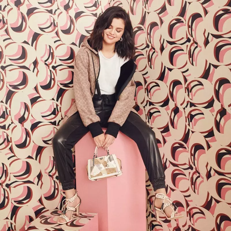 Sängerin Selena Gomez modelliert die Dreamer 21 Tasche von Coach