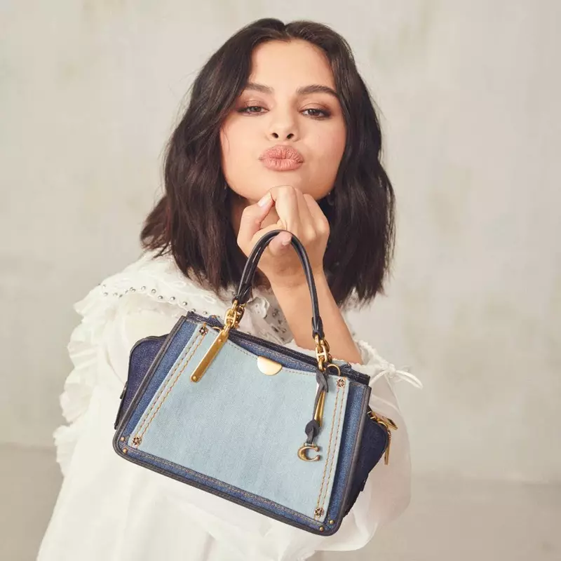 Posing karo tas Dreamer 21 ing denim, Selena Gomez nggumunake desain Coach