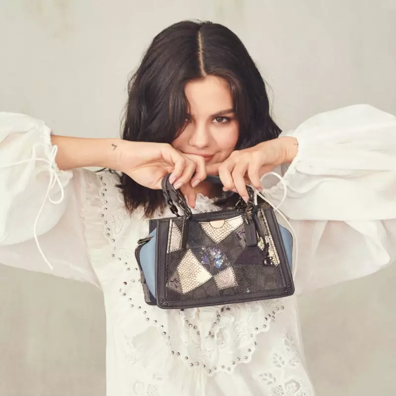 Selena Gomez nuduhake desain inspirasi patchwork saka Coach