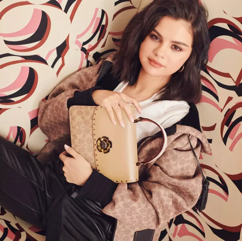 Selena Gomez dia mitafy kitapo Coach Parker misy printy canvas sonia