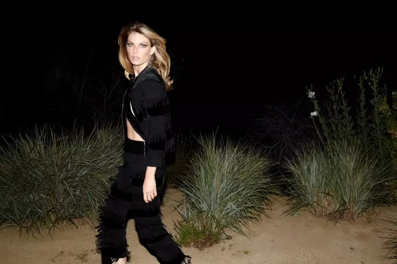 Angela Lindvall draagt een jas en broek van Giorgio Armani met franjes