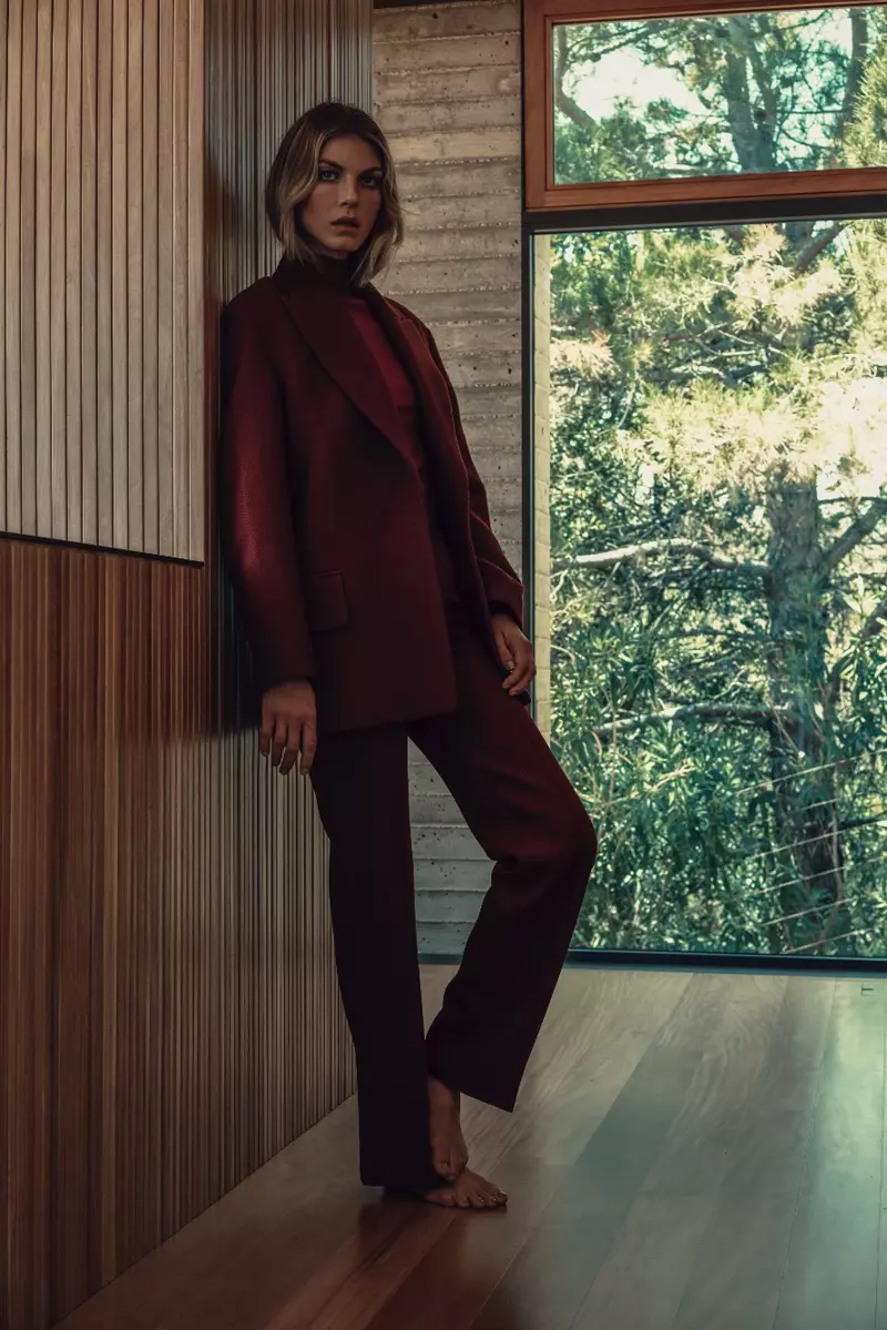 בחליפה, אנג'לה לינדוול מצטלמת בז'קט חליפה בצבע בורדו ומכנסיים תואמים