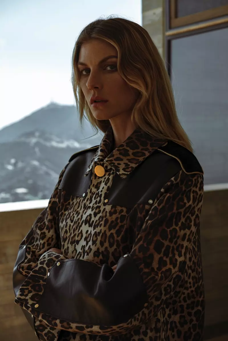 Angela Lindvall posa com casaco com estampa de leopardo Givenchy com detalhes em couro