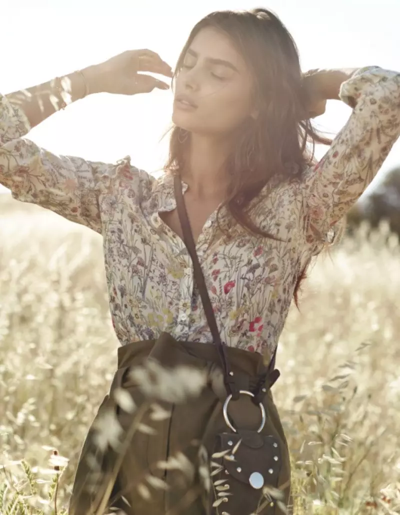 Model Taylor Hill pose di luar dina kampanye musim semi 2017 H&M