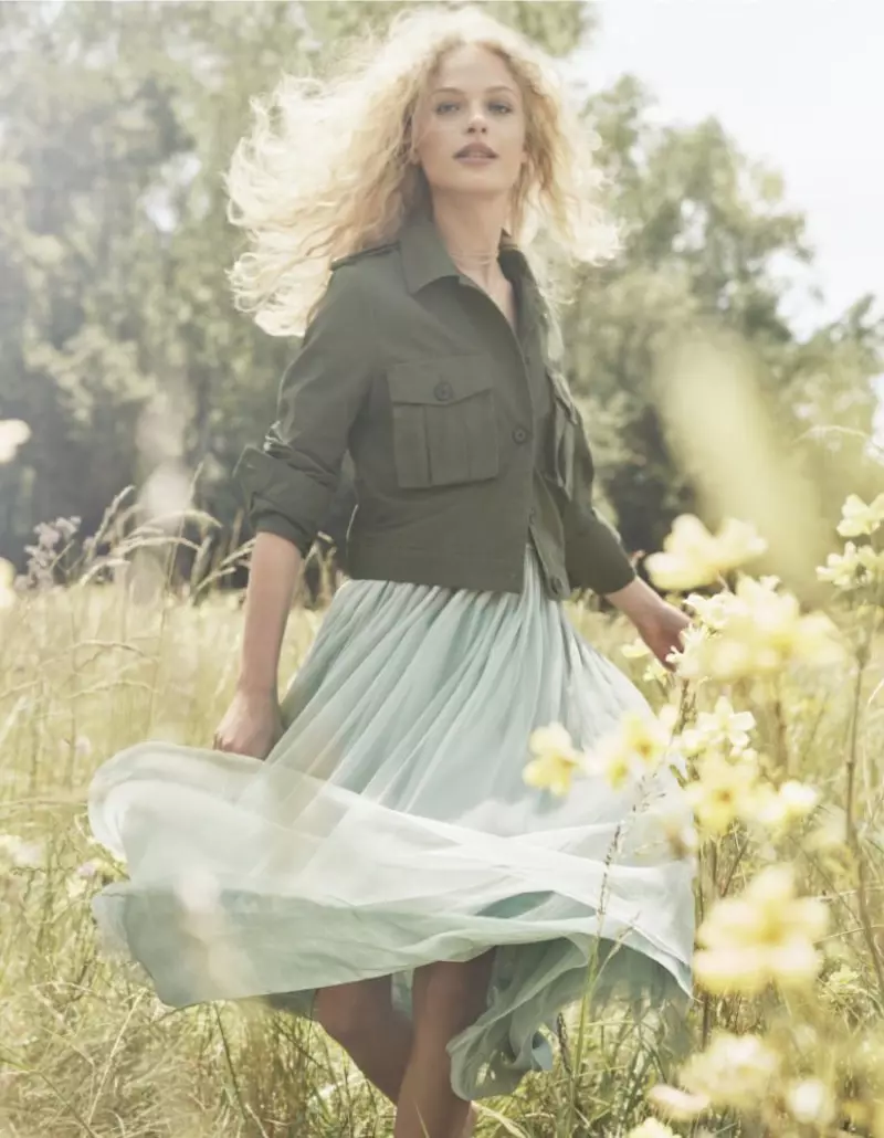 Frederikke Sofie modela unha chaqueta de inspiración militar e un vestido fluído na campaña primavera 2017 de H&M