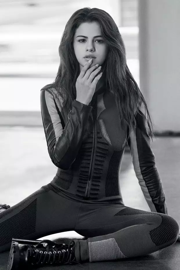 Si Selena Gomez nagsul-ob og Louis Vuitton bodysuit alang sa fashion shoot