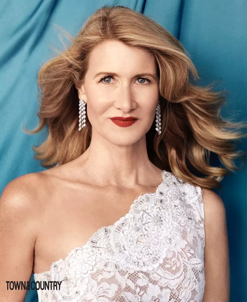 Aktris Laura Dern mengenakan gaun Chanel dengan anting Van Cleef & Arpels