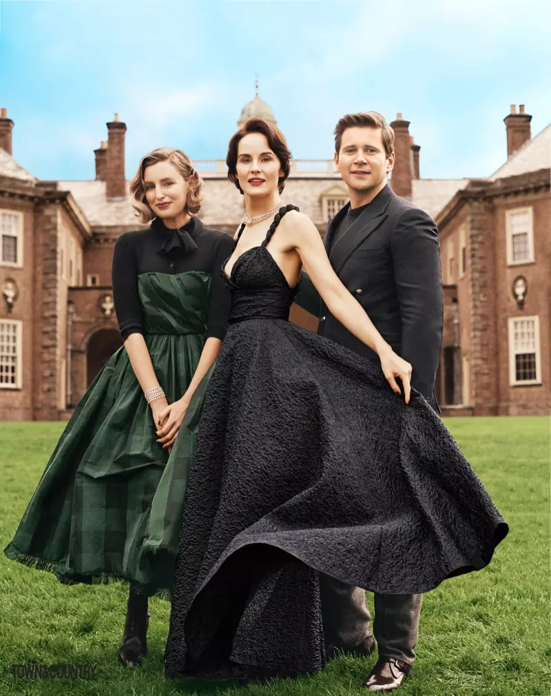 Si Laura Carmichael ay nagsusuot ng Dior na damit at bodysuit, si Michelle Docker ay nag-pose sa Dior na damit at si Allen Leech ay nagsusuot ng Ralph Lauren blazer, sweater at pantalon