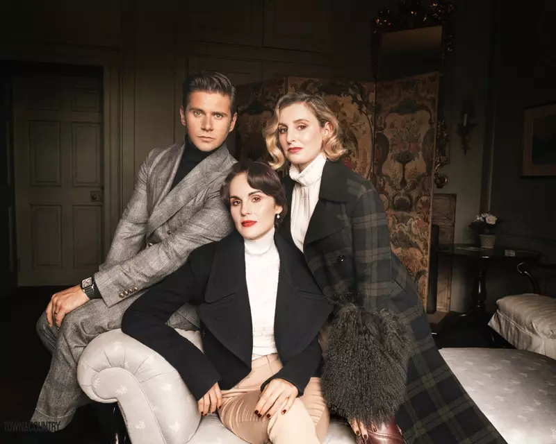 'Downton Abbey'-sterren Allen Leech, Michelle Dockery en Laura Carmichael omarmen elegante looks