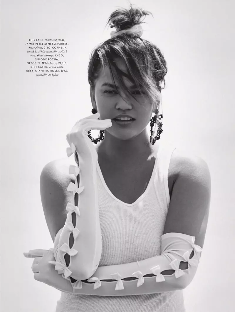 Chrissy Teigen Hits the Beach para sa ELLE UK