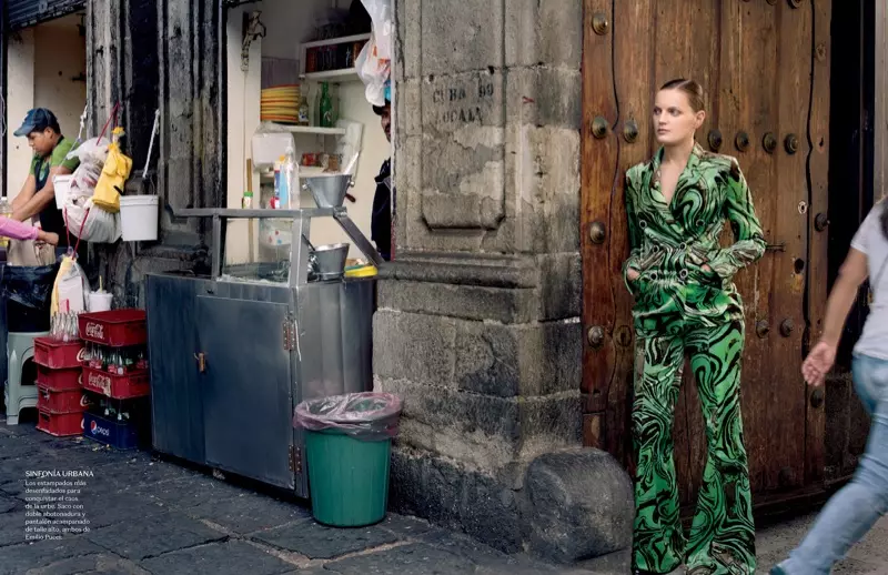 Guinevere Van Seenus posa con elegante moda para Vogue México