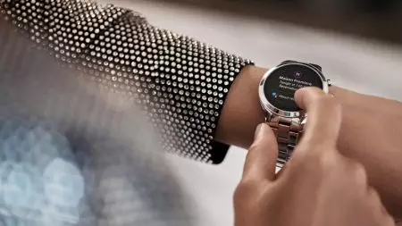 Andreea Diaconu er en bypige i Michael Kors Smartwatch-kampagne