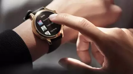 Андреа Диакону як духтари шаҳрӣ дар маъракаи Smartwatch Майкл Корс аст