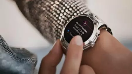 Andreea Diaconu er en bypige i Michael Kors Smartwatch-kampagne