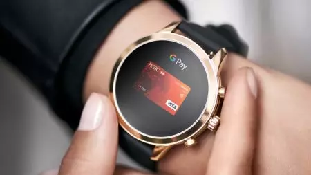 Андреа Диакону як духтари шаҳрӣ дар маъракаи Smartwatch Майкл Корс аст