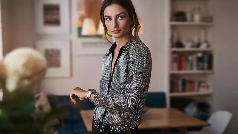 Modelo Andreea Diaconu lidera campanha Michael Kors Access Runway Smartwatch