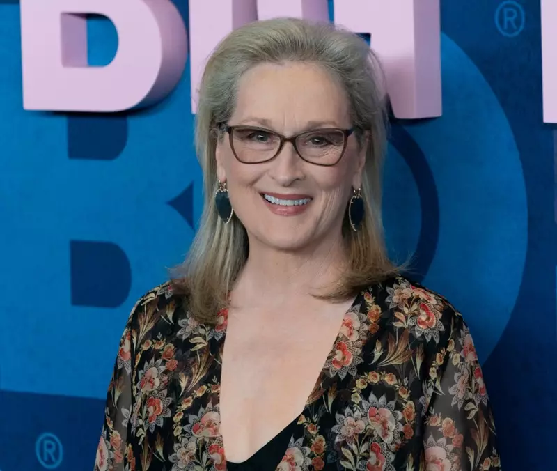 Meryl Streep Tóc xám Trang sức Hoa tai xanh