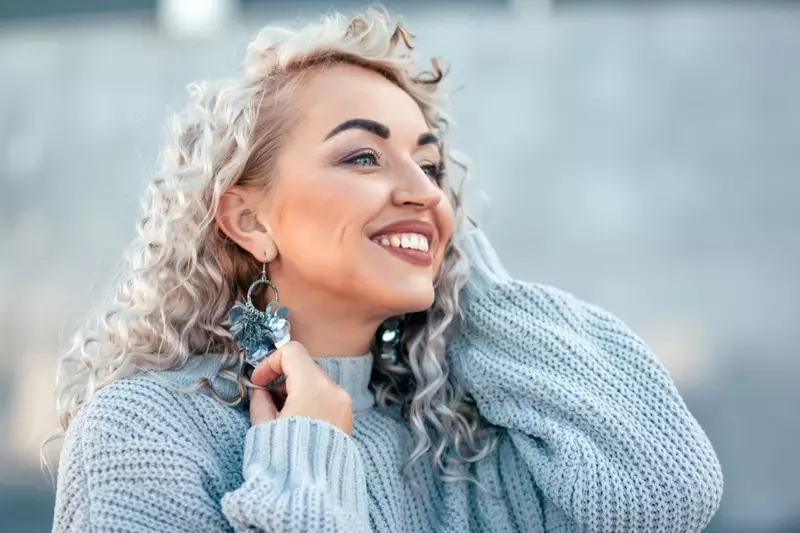 Usmievavá modelka sivé blond náušnice do vlasov