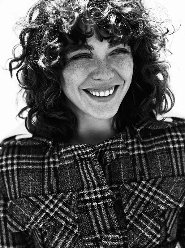 Steffy Argelich na-amụmụ ọnụ ọchị na jaket Prada plaid