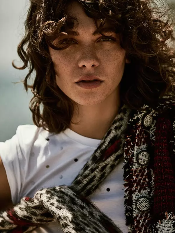 Steffy Argelich jellegzetes göndör frizuráját viseli a szerkesztőségben