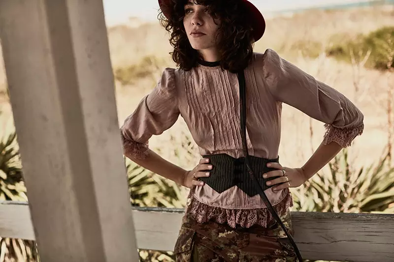 Steffy Argelich berpose dalam blus bergaya Victoria dan celana kamuflase dari DSquared2