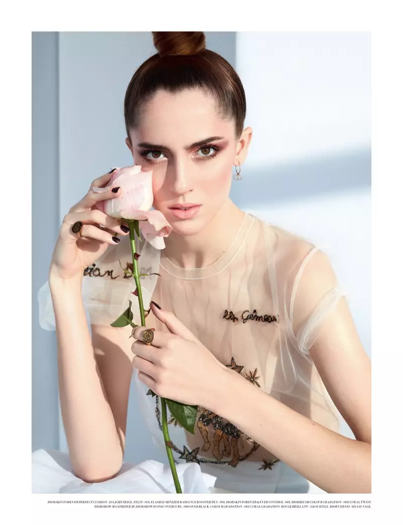 Teddy Quinlivan Dior ٹاپ اور اسکرٹ پہنتی ہے۔