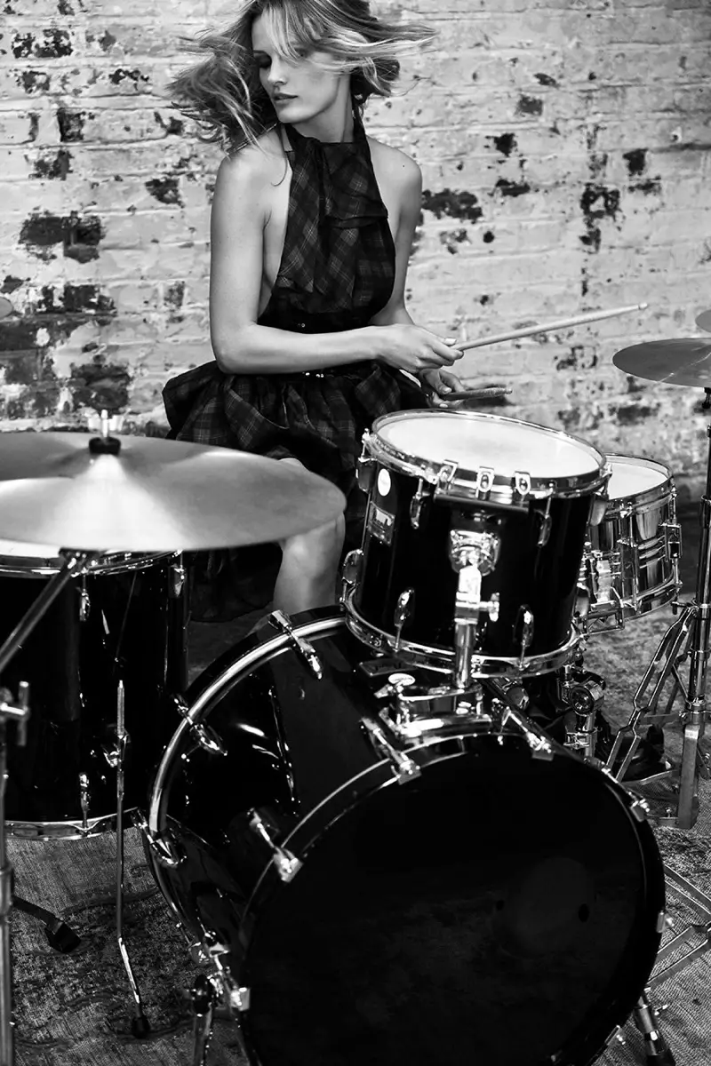 ຫຼິ້ນ drums, Edita Vilkeviciute poses ສໍາລັບແຄມເປນ Redemption fall-winter 2018