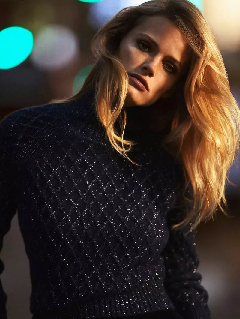Model Edita Vilkeviciute draacht glitterige sweater fan Massimo Dutti