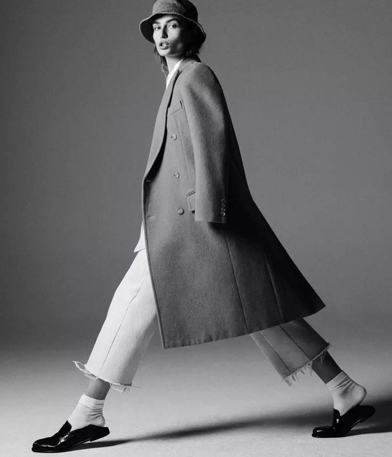 Andreea Diaconu pose dans un manteau et une veste Ralph Lauren Collection avec un jean Re/Done Levi's et des mocassins Loewe