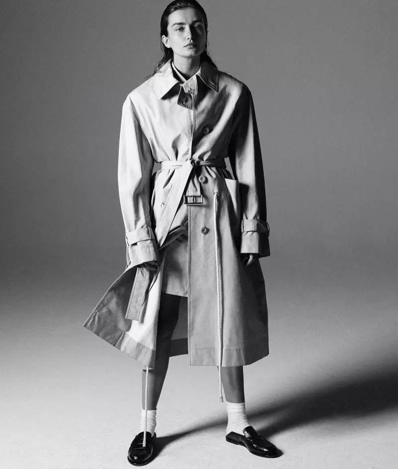 Andreea Diaconu sieht elegant aus und trägt einen Trenchcoat von Marni, ein Hemd von Jil Sander, Socken von Falke und Loafer von Loewe