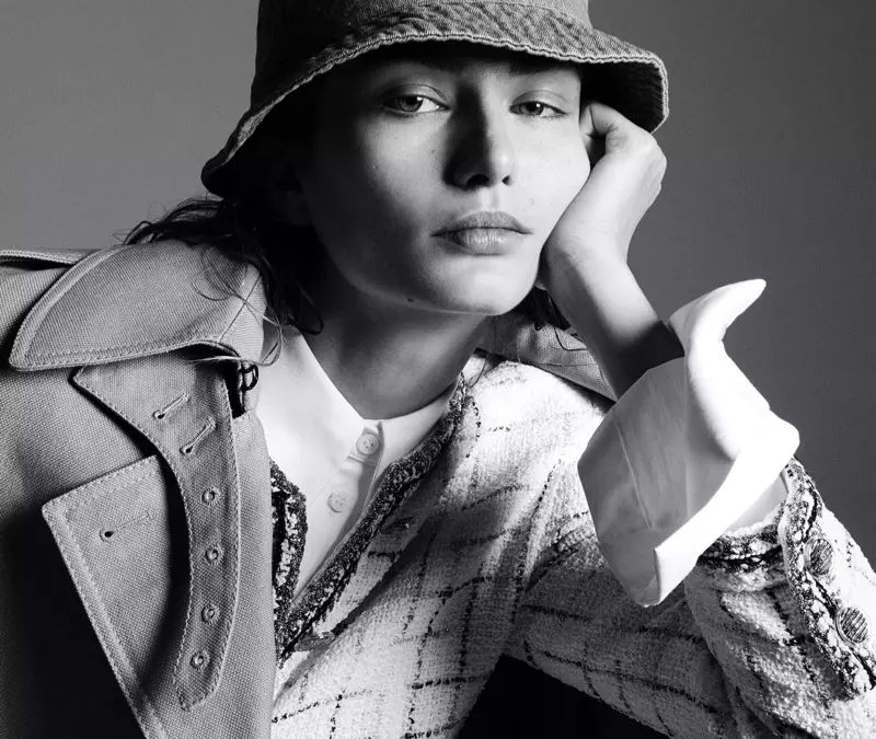 D'un air décontracté, Andreea Diaconu porte un manteau Valentino sur une veste Chanel avec une chemise Michael Kors Collection et un chapeau House of Lafayette