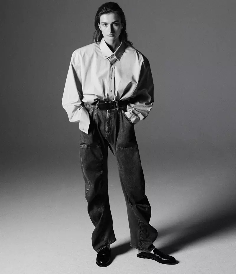 Andreea Diaconu nimmt übergroße Proportionen an und modelliert ein Jil Sander-Hemd, eine Stella McCartney-Hose und Loewe-Slipper