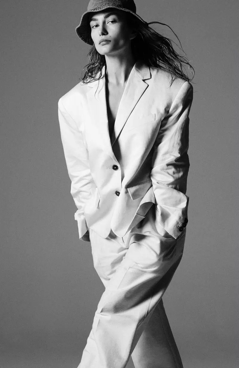 Andreea Diaconu porte une veste Jil Sander, un pantalon Oscar de la Renta et un chapeau House of Lafayette