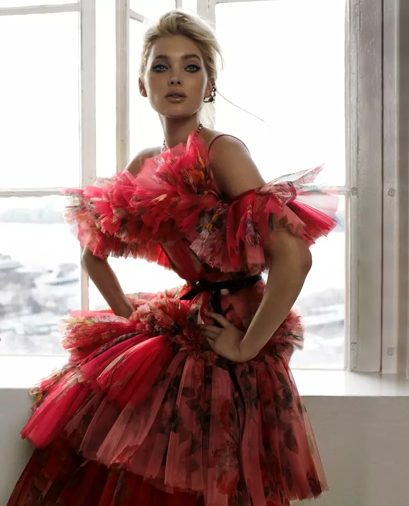 Elsa Hosk моделира жестока мода со пердуви за Harper's Bazaar
