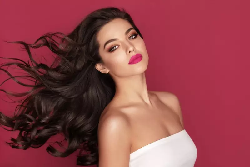 Modelo Extensións Cabelo Castaño Labial Rosa