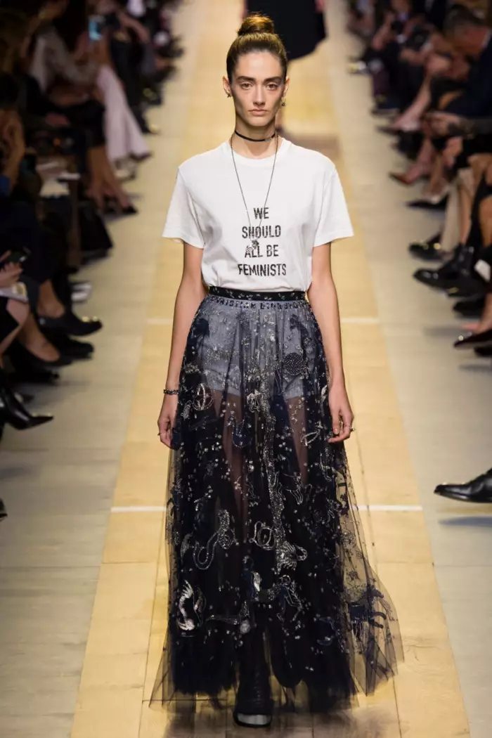 Dior Spring 2017: Naglalakad ang modelo sa runway sa 'We Should All Be Feminist' shirt at burdado na maxi skirt