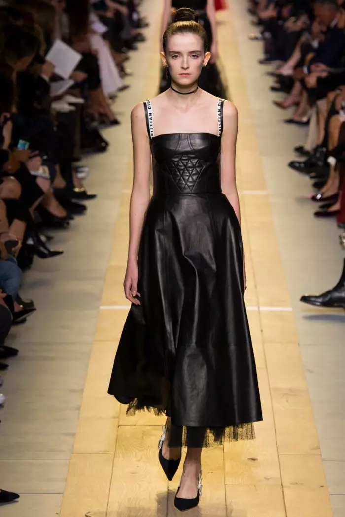 Dior Spring 2017: Naglalakad ang modelo sa runway na nakasuot ng leather na damit na may tinahi na detalye