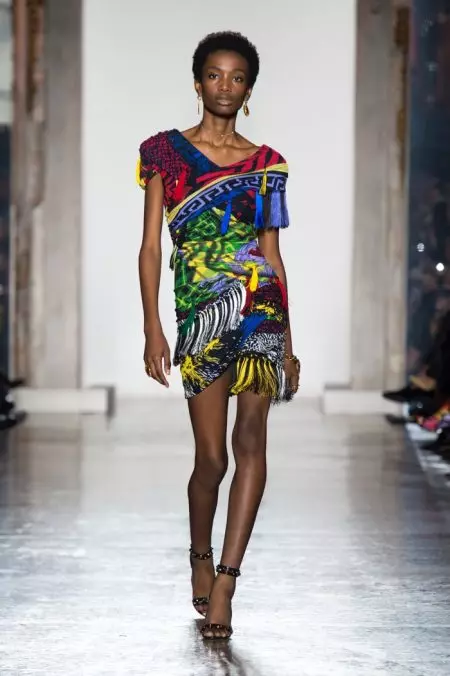 Versace ले 2018 को शरद ऋतुको लागि रंगीन प्लेडहरू लिन्छ