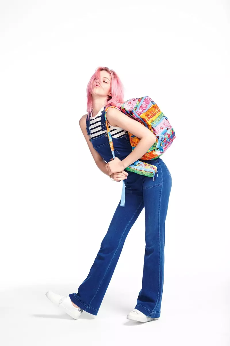 Pyper America Smith luce un overol con una mochila colorida