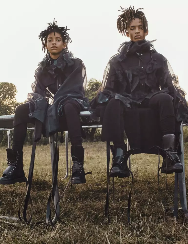 Willow na Jaden Smith na-eje ozi na ejiji post-apọcalyptic na jaket na akwa Sacai