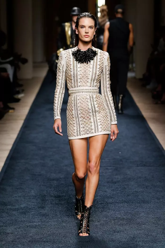 Alessandra Ambrosio ຢູ່ Balmain Spring 2016 Menswear Runway Show