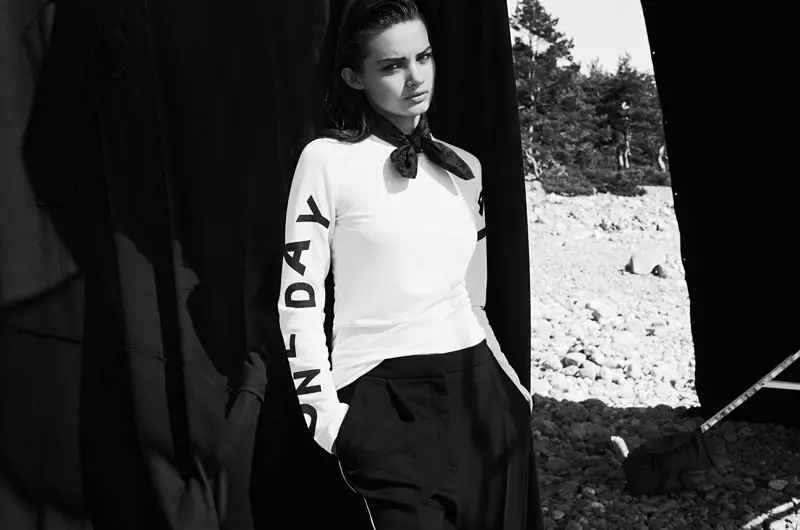 Signe Belfiore poserer på kysten for Mytheresa.com Shoot