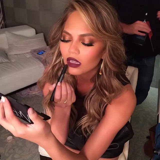 Chrissy Teigen krijt alles dolled up